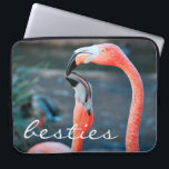 Pink Flamingo Bird Friends Foto Besties Script Laptopschutzhülle<br><div class="desc">Wer sagt, dass Flamingos mit ihrem Lieblingspal keinen Spaß haben können? Lächeln, wann immer Sie diese atemberaubende, farbenfrohe Fotografie neopren Laptop Ärmel von zwei rosa Flamingos spielen herum. Dieser Laptop-Ärmel ist in drei Größen erhältlich: 15 Zoll, 13 Zoll und 10 Zoll. Ein tolles Geschenk für deinen besten Freund! Sie können...</div>