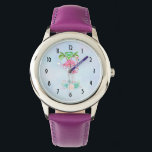 Pink Flamingo Momma & Baby mit Palmen Bäumen Armbanduhr<br><div class="desc">Eine Armbanduhr mit einer Abbildung eines Mama- und Baby-rosa Flamingo stehend auf einem Bett mit blumengeschmückten Blume mit grünen Palmen im Rücken. Tropisch und hübsch. Der Hintergrund ist hellblau. Das Uhrengesicht besteht aus Deko-Stilnummern der schwarzen Kunst.</div>