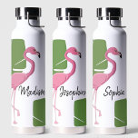 Pink Flamingo Tropical Bachelorette personalisiert Trinkflasche<br><div class="desc">Die Personalisierte Wasserflasche von Pink Flamingo Tropical Bachelorette - ein lustiges und praktisches Accessoire für Ihre tropische Feier. Diese lebendige Wasserflasche zeichnet sich durch ein spielerisches rosa Flamingo-Design aus. Mit der Personalisierungsoption können Sie eine besondere Touch für ein unvergessliches Bachelorette-Erlebnis hinzufügen. Passen Sie die Wasserflasche mit dem Namen und dem...</div>