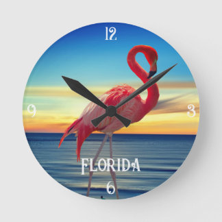 Pink Flamingo und Ocean Sunset Runde Wanduhr