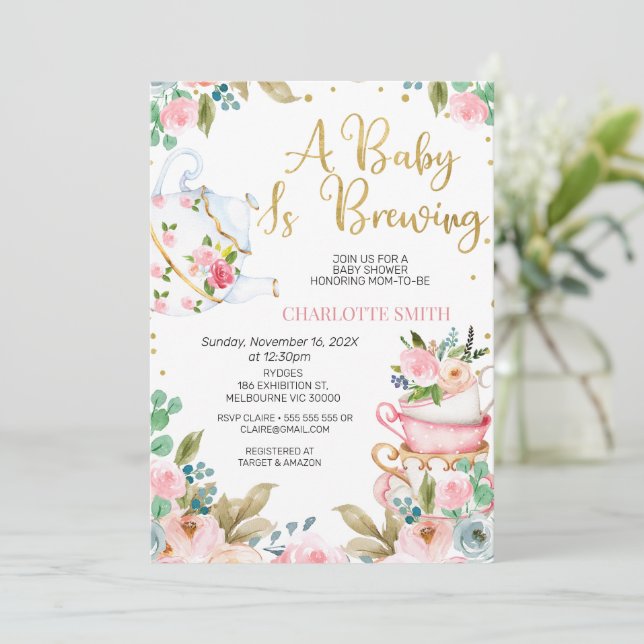 Pink Floral Baby Brewing Baby Shower Einladung (Stehend Vorderseite)