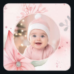 Pink Floral Baby's First Christmas Foto Quadratischer Aufkleber<br><div class="desc">Ein hübsches Blumendesign umgibt das Foto des Babys an der "Ersten Weihnachtszeit". Die rosa Poinsettia und die grünen Akzente sind auf einem schönen, rosa Hintergrund zu sehen. Das sieht auf Weihnachtsaufklebern schön aus, die Spaß machen, während der Ferienzeit Pakete zu versenden oder an sie anzuhängen. Stellen Sie sicher, dass Sie...</div>
