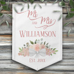 Pink Floral Boho Chic Mr. & Mrs. Wedding Wimpel<br><div class="desc">Diese Hängeflagge ist schön, stilvoll und lustig. Es wurde zur Feier der Neuvermählten konzipiert und präsentiert sich in einem eleganten, schicken Bohy-Design mit handgemalten Aquarellfarben-Rose, Blüten und Gartenblättern in Rosa, Korallen und Lila-Tönen. Der elegante Drehtext lautet: Mr. and Mrs. mit dem Nachnamen des Paares sowie ein niedlicher "etablierter" Ort für...</div>