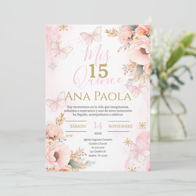 Pink Floral Butterfells Quinceañera Einladung (Stehend Vorderseite)