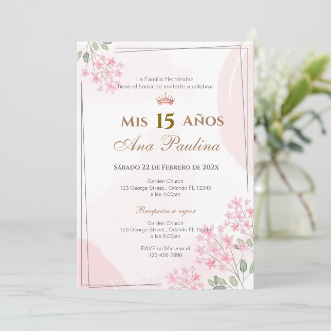 Pink Floral Quinceañera Spanische Einladung (Stehend Vorderseite)