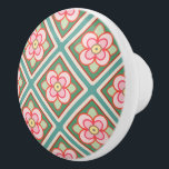 Pink Floral Trellis Vintage Blume Muster Keramikknauf<br><div class="desc">Dieser hübsche,  blumengeschmückte Drehknopf ist in Rosa-,  Grün- und aquamarin-Tönen gefertigt und wird durch Vintage Viktorianische Farbglasdesigns inspiriert. Das vernetzende Gitterdesign bildet Diamantformen mit niedlichen rosa Blume in der Mitte. Dieses nahtlose Muster ist perfekt für jeden,  der nach einem hübschen,  antiken Gartenaussehen sucht.</div>