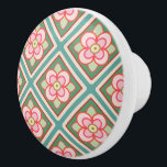 Pink Floral Trellis Vintage Blume Muster Keramikknauf<br><div class="desc">Dieser hübsche,  blumengeschmückte Drehknopf ist in Rosa-,  Grün- und aquamarin-Tönen gefertigt und wird durch Vintage Viktorianische Farbglasdesigns inspiriert. Das vernetzende Gitterdesign bildet Diamantformen mit niedlichen rosa Blume in der Mitte. Dieses nahtlose Muster ist perfekt für jeden,  der nach einem hübschen,  antiken Gartenaussehen sucht.</div>