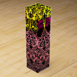 PINK FUCHSIA RIBBON, SCHWARZE GOLD ART NOUVEAU DAM Wein-Geschenkverpackung<br><div class="desc">Elegante goldgelbe Geschenkboxen mit lebendigem 3D Topaz, lila Amethyststeinen, klassischer, einzigartiger Jugendstildamast, leicht anpassbar mit Ihrem Text für Hochzeitswein, Brautgeschenk, süße 16, Babyduschen, Brautparty, Quinceanera Geburtstagspartys, Bat Mitzvah, romantische Verlobung-Duschen, Weihnachten, Ferien , Familienfeiern , Familienfeiern , Wiedersehen , Familienfeiern , Familienfeiern , Familienfeiern , Familienfeiern , Familienfeiern , Familienfeiern ,...</div>