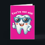 Pink Funny Tooth Geburtstag Karte<br><div class="desc">Eine lustige Geburtstagskarte mit einem lustigen Zahn,  der eine Sonnenbrille trägt,  mit dem Vorhängeschild. Die Insider-Kartennachricht hat einen lustigen Zahnpuffer,  kann aber bearbeitet werden,  wenn sie von Ihnen gewollt wird. Das würde eine lustige Geburtstagskarte für den Zahnarzt,  Zahnarzthygieniker usw. in Ihrem Leben machen.</div>