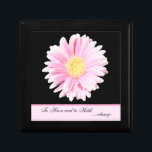 Pink Gerbera Daisy Blume Geburtstagskarte Geschenkbox<br><div class="desc">Diese anpassbare Schmuckbox hat eine weiche, rosa und gelbe gerbera daisy Blume darauf und den Satz "Zu haben und zu halten... immer", was es zu einer idealen Geschenkboxen zum Hochzeitstag machen würde, um ein Geschenk zum Überraschungsjubiläum zu verwahren, oder es als Geschenk für Ihren besonderen jemanden ließ, in dem Sie...</div>