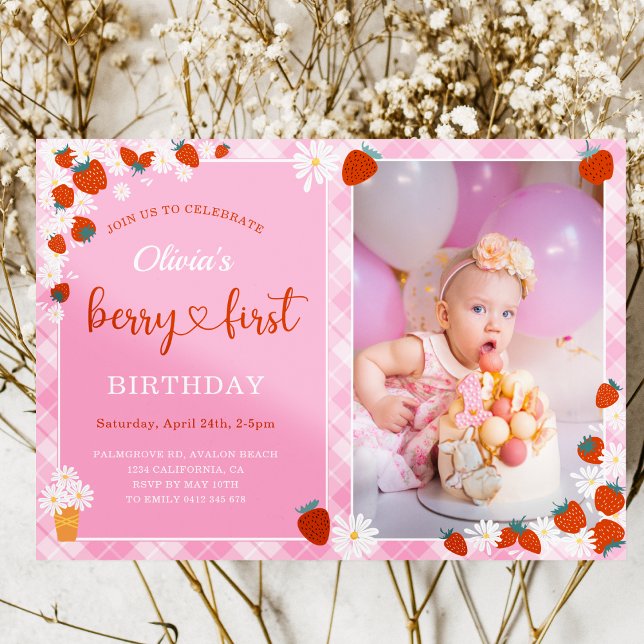 Pink Gingham Daisy Blume Berry First Birthday Einladung (Pink Gingham Daisy flower Strawberry Berry sweet with Photo Girl First Birthday Invitation
)