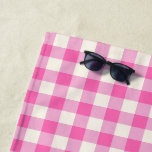 Pink Gingham Kariert Cotattcore Strandtuch<br><div class="desc">Moderner Picknick-Trend im Frühling mit Gingham kariertes Tartan Muster in heißen Rosa und Weiß.</div>