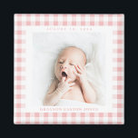 Pink Gingham Karo Baby Birthdate Magnet<br><div class="desc">Der süße Rosa Gingham Karo ist ein charmanter Weg,  um das Foto eines neuen Babys zu rahmen und die Ankunft mit einem quadratischen Magneten mit dem Namen und Geburtstag zu feiern. Machen Sie diesen Baby-Magneten für einen neuen Elternteil,  Großeltern und Familie oder Freunde.</div>