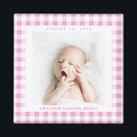 Pink Gingham Karo Baby Birthdate Magnet<br><div class="desc">Der süße, blütige Gingham-Karo ist ein charmanter Weg, um das Foto eines neuen Babys zu rahmen und die Ankunft mit einem quadratischen Magneten mit dem Namen und Geburtstag zu feiern. Machen Sie diesen Baby-Magneten für einen neuen Elternteil, Großeltern und Familie oder Freunde.</div>