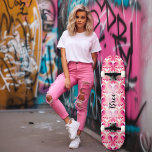 Pink Girly Retro Muster Skateboard<br><div class="desc">Mit unserem Retro Chic Pink Pattern Skateboard können Sie stilvoll rollen! Dieses einzigartige, qualitativ hochwertige Skateboard vereint Vintagen Charme und mädchenhafte Ästhetik. Es ist nicht nur eine Fahrt, es ist eine Modeerklärung! Dieses Skateboard ist mit einem lebhaften rosa Muster inspiriert durch Retro-Designs ein Augenblick. Das aufwändige, mädchenhafte Set gegen eine...</div>
