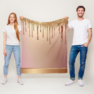 Pink Glitter-Tropfen auf goldenem Metallhintergrun Fleecedecke