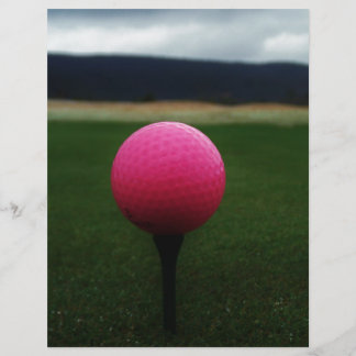 Pink Golf Ball auf dem Golfplatz