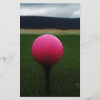 Pink Golf Ball auf dem Golfplatz