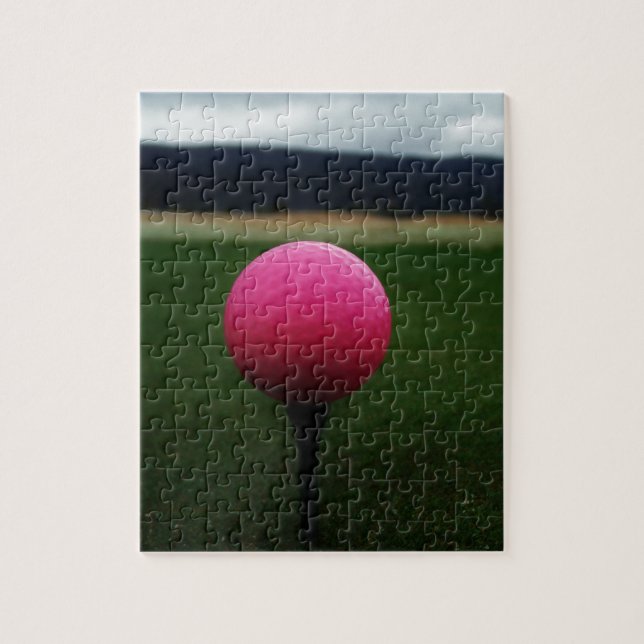 Pink Golf Ball auf dem Golfplatz (Vertikal)