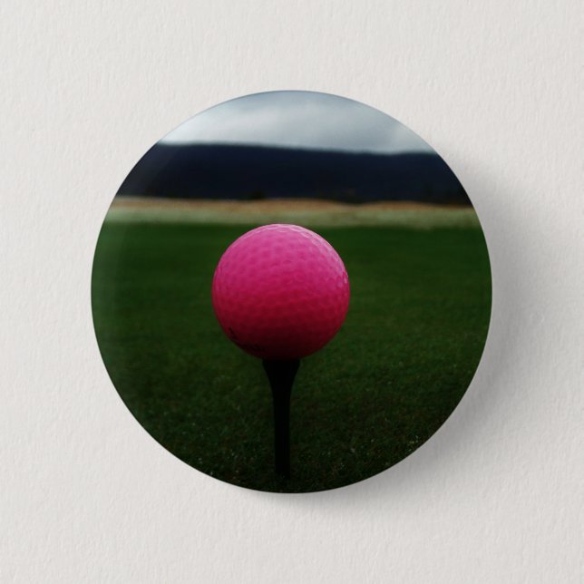 Pink Golf Ball auf dem Golfplatz Button (Vorderseite)