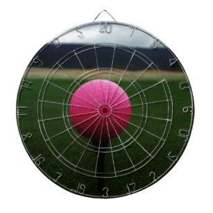 Pink Golf Ball auf dem Golfplatz Dartscheibe