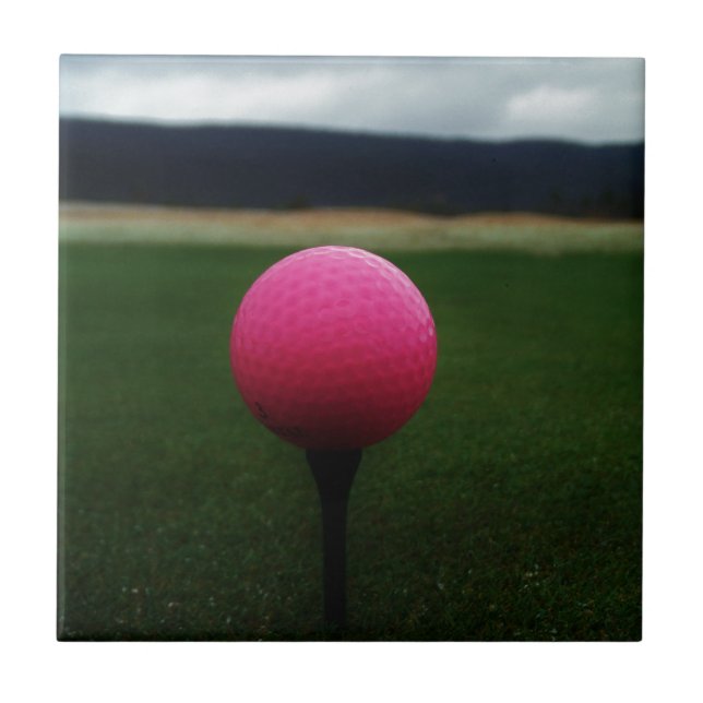Pink Golf Ball auf dem Golfplatz Fliese (Vorderseite)