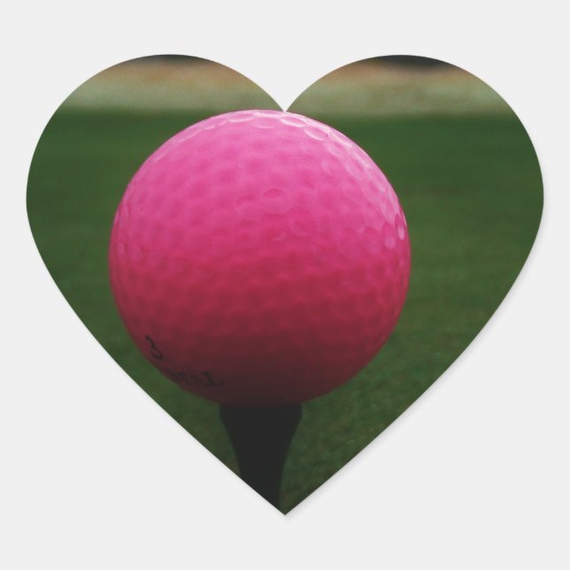 Pink Golf Ball auf dem Golfplatz Herz-Aufkleber (Vorderseite)
