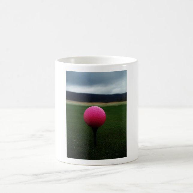 Pink Golf Ball auf dem Golfplatz Kaffeetasse (Mittel)