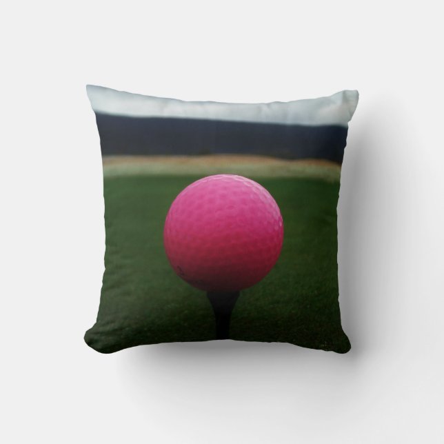 Pink Golf Ball auf dem Golfplatz Kissen (Vorderseite)