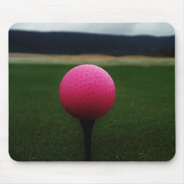 Pink Golf Ball auf dem Golfplatz Mousepad (Vorne)