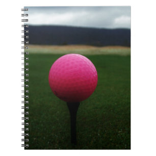 Pink Golf Ball auf dem Golfplatz Notizblock