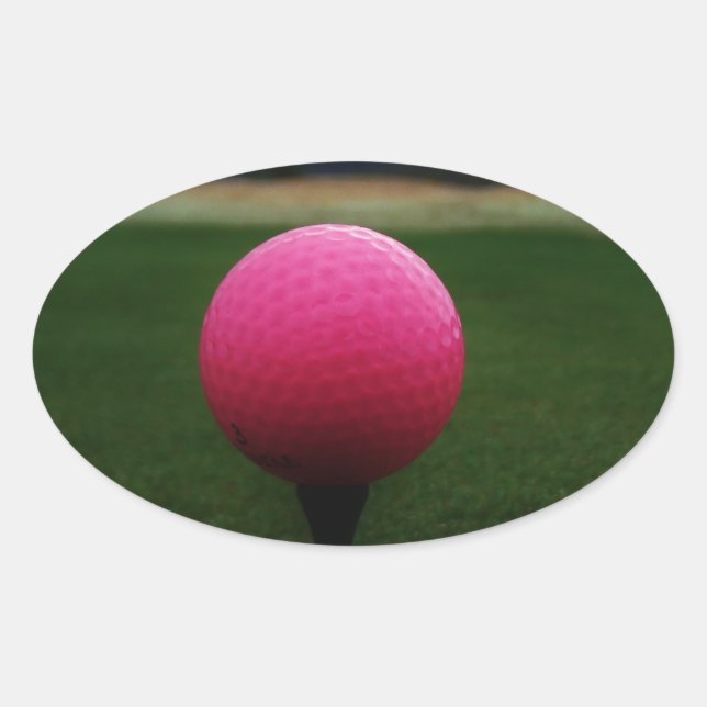 Pink Golf Ball auf dem Golfplatz Ovaler Aufkleber (Vorderseite)