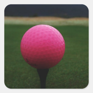 Pink Golf Ball auf dem Golfplatz Quadratischer Aufkleber