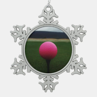 Pink Golf Ball auf dem Golfplatz Schneeflocken Zinn-Ornament