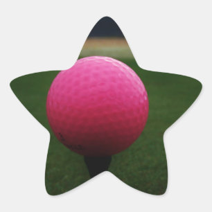 Pink Golf Ball auf dem Golfplatz Stern-Aufkleber