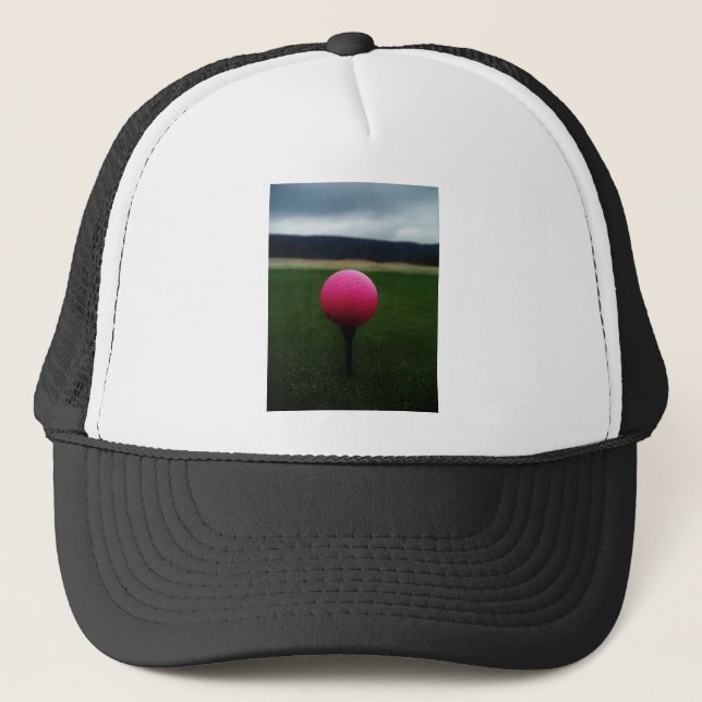 Pink Golf Ball auf dem Golfplatz Truckerkappe (Vorderseite)