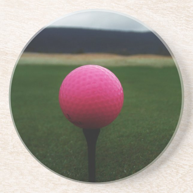 Pink Golf Ball auf dem Golfplatz Untersetzer (Vorne)