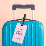 Pink Golf Carrier Namensschild Gepäckanhänger<br><div class="desc">Personalisieren und fügen Sie Ihre Monogrammbuchstaben,  -initialen. Rosa Hintergrund. Dekoriert mit einem rosafarbenen Golfwagen und einem gürtelförmigen Bug. Weißer Text,  handgeschriebenes Stilskript.</div>