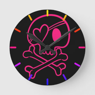 Pink Heart Skull and Crossbones Runde Wanduhr