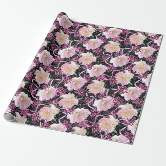 Pink Hellebore Blume Berries & Ribbons auf Black Geschenkpapier