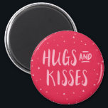 Pink Hugs und Kisses | Herz | Valentinstag Magnet<br><div class="desc">Rosa Magnete mit verstreuten Herzen mit den Worten "Hugs and Kisses". Dieser reizende Magnet macht niedliche Dekorationen.</div>
