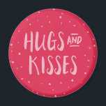 Pink Hugs und Kisses | Herz | Valentinstag Magnet<br><div class="desc">Rosa Magnete mit verstreuten Herzen mit den Worten "Hugs and Kisses". Dieser reizende Magnet macht niedliche Dekorationen.</div>