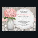 Pink Hydrangea Mit Monogramm Mason Jar Brautparty Einladung<br><div class="desc">Hübsche rustikale Stil mit Monogramm Mason Jar Braudusche Einladungen mit rosa Hydrangea-Blume und einem Holzzaun und antiken Damast Muster Spitzen-Hintergrund und gesteppte rosa Band. Diese Einladungen können mit den Initialen und Monogramm der Braut und Bräutigam auf dem Maurerkirsch personalisiert werden. Diese laden zum Verweilen ein und sind ideal für ein...</div>
