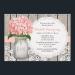 Pink Hydrangea Mit Monogramm Mason Jar Brautparty Einladung<br><div class="desc">Hübsche rustikale Stil mit Monogramm Mason Jar Braudusche Einladungen mit rosa Hydrangea-Blume und einem Holzzaun und antiken Damast Muster Spitzen-Hintergrund und gesteppte rosa Band. Diese Einladungen können mit den Initialen und Monogramm der Braut und Bräutigam auf dem Maurerkirsch personalisiert werden. Diese laden zum Verweilen ein und sind ideal für ein...</div>