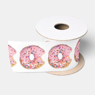 Pink Icing Donut auf Weiß Satinband