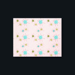 Pink Iconic Atomic Sternexplosionen Stretched Lein Leinwanddruck<br><div class="desc">Dieses rosa Iconic Atomic Sternexplosionen Stretched Canvas Print Muster verfügt über die ikonischen atomaren Sternexplosionen. Das ist richtig! Die alte Schule, First Lady Pink farbener Hintergrund mit goldenen Fesseln ist der perfekte Hintergrund für die lebendigen türkisfarbenen, beruhigenden Sellerie und kitschigen Birnen grünen Kreise. Die Farbflecken sind sporadisch in verschiedenen Größen...</div>