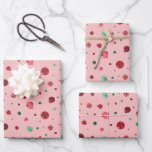 Pink Jingle Bells Christmas Wrapping Paper Geschenkpapier Set<br><div class="desc">Wrapping Paper Flat Sheet Set von 3 Set von 3 Blättern rosa Weihnachtsklingeln Glocken. Ein schönes,  einzigartiges Muster mit Rosa-,  Rot-,  Grün- und Weißtönen auf einem rosa Hintergrund. Ein originelles Design für einen lustigen und festlichen Urlaub!</div>