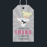 Pink Karate Girl Birthday Geschenkanhänger<br><div class="desc">Mädchen Karate Geburtstagsparty Gefallen Tags in Rosa.</div>