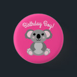 Pink Koala Bear Geburtstagsparty Button<br><div class="desc">Adorable kuschelige Koalabären mit rosa machen ein vollkommenes Geburtstagsthema, für ein Mädchen, einen Jungen oder ein Kind, das diese niedlichen australischen Koalabären Lieben! Ideal für tierliebende Kinder! Auch perfekt für den ersten Geburtstag eines Babys!</div>