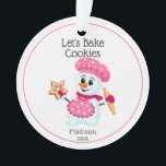 Pink Koch Snowman Cookie Baker Name Weihnachten Ornament<br><div class="desc">Rosa und weißer Koch Snowman Baker Ornament für Groß und Klein. Das perfekte Ornament an Oma, um ihrem Lieblings-Keksbäcker etwas zu geben. Sprinkled Cookie Hintergrund mit den Worten "Let's bake cookies", die geändert werden können, wenn Sie möchten. Es ist ein personalisiertes Geschenk für die Familie oder Freunde, die Liebe zu...</div>